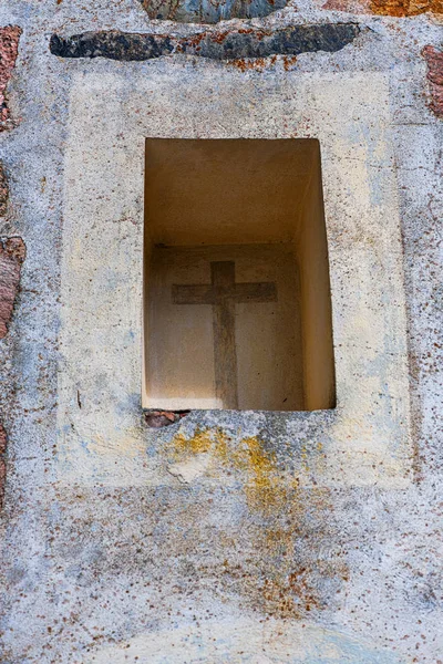 Cross outside Havero church in the Roslagen — Stock Photo, Image