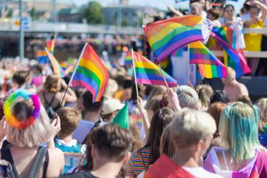 Stockholm'de gurur geçit töreni sırasında insanlar