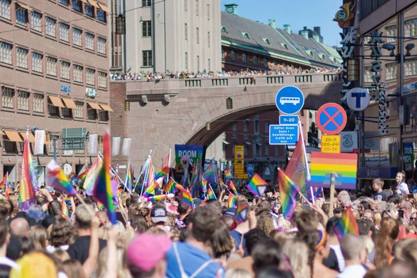 Rues bondées de Stockholm avec des drapeaux arc-en-ciel agitant pendant le défilé de la fierté — Photo