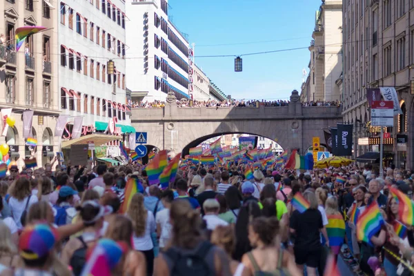 Trånga gator i Stockholm med viftande regnbågsflaggor under Pride-paraden — Stockfoto