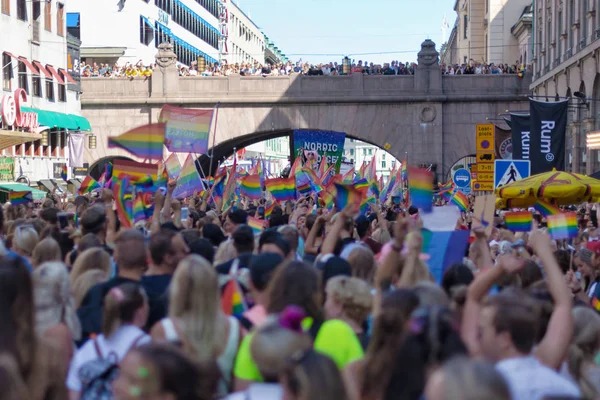 Calles llenas de gente de Estocolmo con banderas de arco iris ondeando durante el desfile del orgullo — Foto de Stock