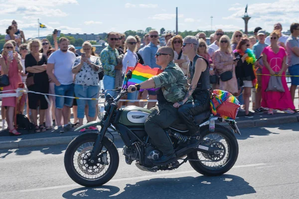 Motos durante o desfile de orgulho em Estocolmo — Fotografia de Stock