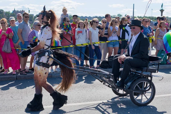 Le persone durante la parata dell'orgoglio a Stoccolma — Foto Stock