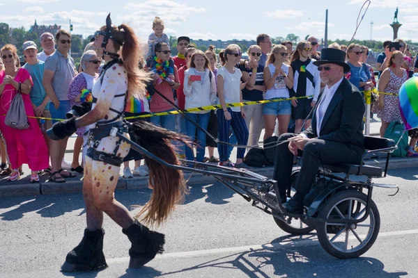 Mensen tijdens de Pride parade in Stockholm — Stockfoto