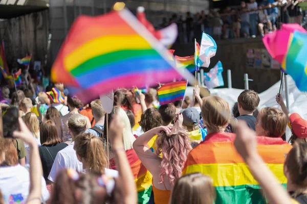 La gente durante el desfile del orgullo en Estocolmo — Foto de Stock