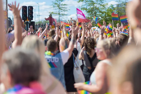 Calles llenas de gente de Estocolmo con banderas de arco iris ondeando durante el desfile del orgullo — Foto de Stock