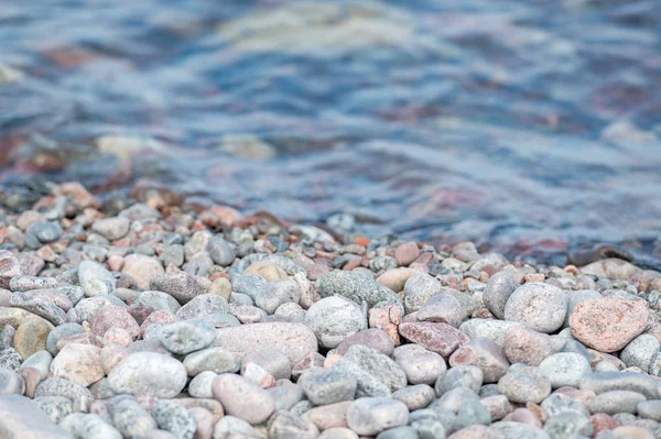Batic denizinin sahilinde yuvarlak taşlar.