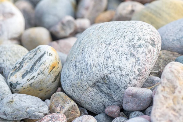 Деталь округлих і вивітрених гранітних каменів, знайдених на березі — стокове фото