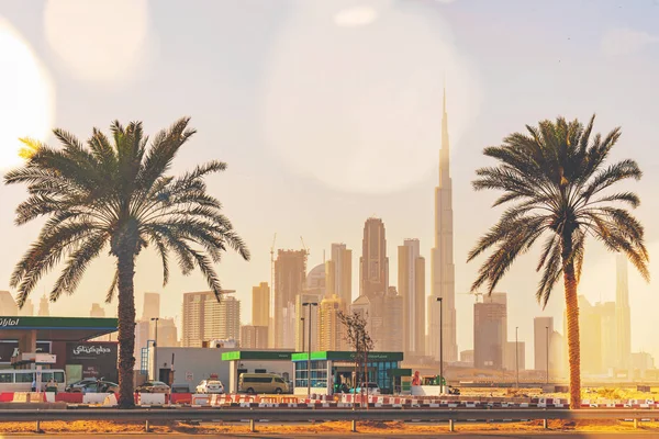 Palmeras en un estacionamiento con Burj Khalifa y el cente de la ciudad —  Fotos de Stock