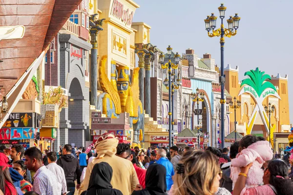 Fasader vid huvud gångvägen på Global Village, Dubai — Stockfoto