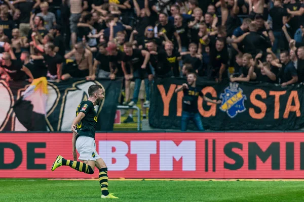 Derby piłki nożnej między AIK i DIF na Friends Arena w Solna — Zdjęcie stockowe