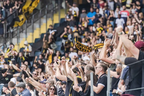 Rajongók a futball Derby között AIK és DIF a Friends Arena Solna — Stock Fotó