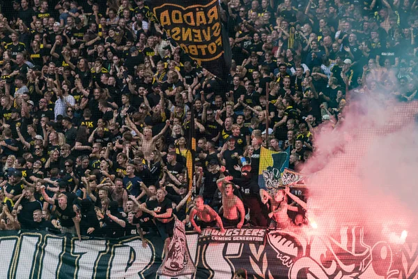 Fãs no derby de futebol entre AIK e DIF na Friends Arena em Solna — Fotografia de Stock