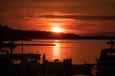 Tekneler bir marinada akşam için demirlemiş, orang silhoutte