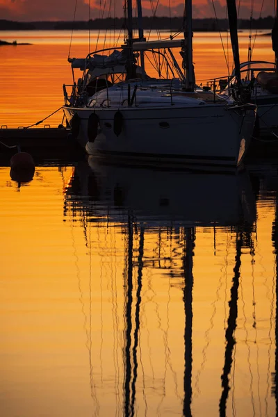 Boote für den Abend in einem Yachthafen festgemacht, silhoutte in der orang — Stockfoto