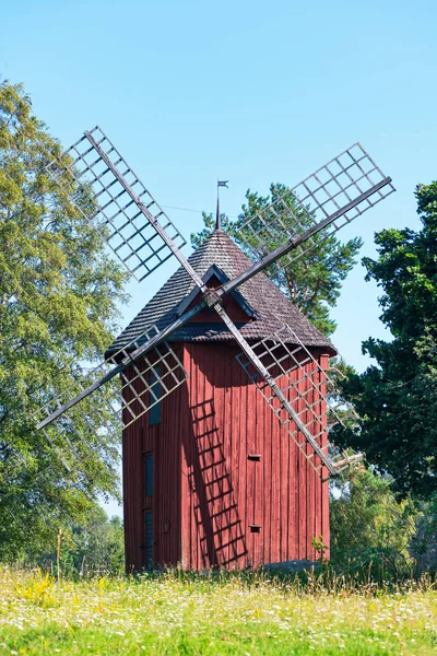 Oude rode windmolen in een zomer landschap — Stockfoto