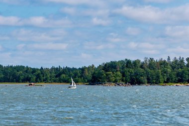 Summe sırasında sahil manzara tam yelkenli küçük yelkenli