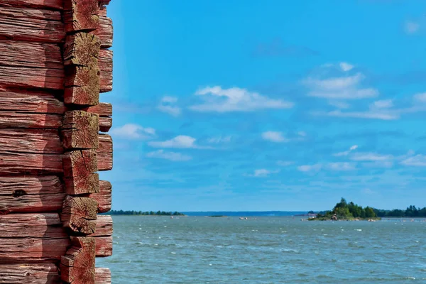 Esquina de una antigua casa de madera roja con vistas al archipiélago —  Fotos de Stock
