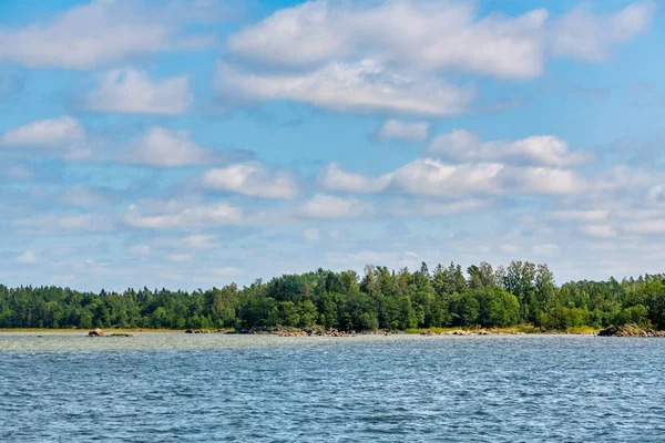 Yaz w sırasında mavi deniz ve yeşil sahil manzara üzerinde görünümü — Stok fotoğraf