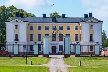 Eski beyaz buildi ile Forsmark demir çalışma alanında Mansion