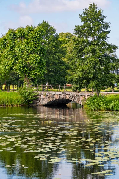 Kamenný most, který se odráží v rybníčku u Forsmarkova železného díla, je — Stock fotografie