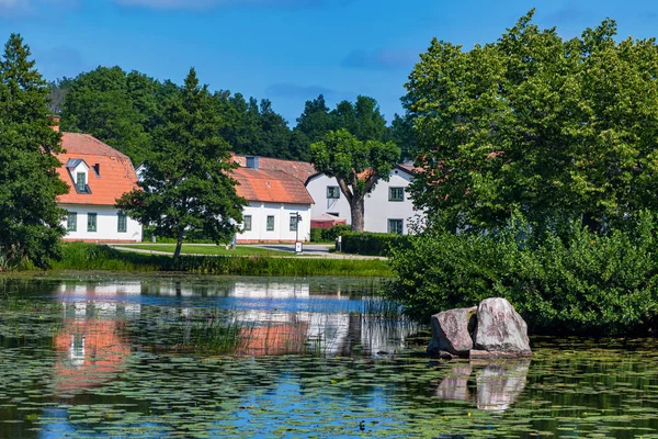 Forsmark área de trabalho de ferro com seus antigos edifícios brancos refletido i — Fotografia de Stock