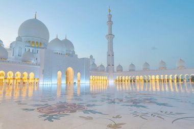 Pastel gün batımında Şeyh Zayed Ulu Camii'nin parlak manzarası