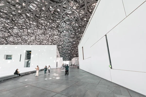 The Louvre museum Abu Dhabi with its extraordinary roof pouring — Stock Photo, Image
