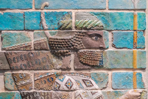 Давньогрецька скульптура воїна на цегляній стіні — стокове фото