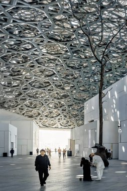 Ağaç ve turistlerin yürüyüş ile ünlü çatı ile salon ve