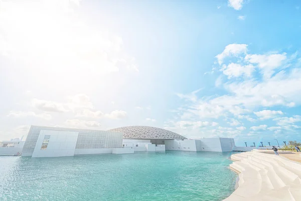 Blick auf das Lovre abu dhabi umgeben von türkisfarbenem Wasser während — Stockfoto