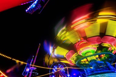 Hareket halindeneneon renklerde soyut renkli funfair carosuell 