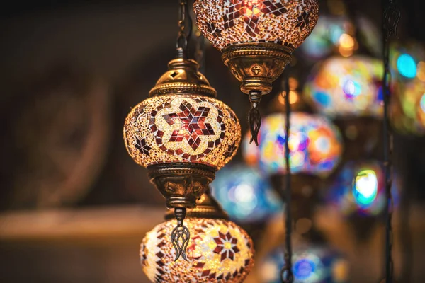 东方灯在黄铜与五颜六色的玻璃在晚上 中东非常受欢迎的灯具 — 图库照片