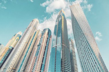 Dubai marinasındaki Cayan Kulesi 'nin mimari manzarası