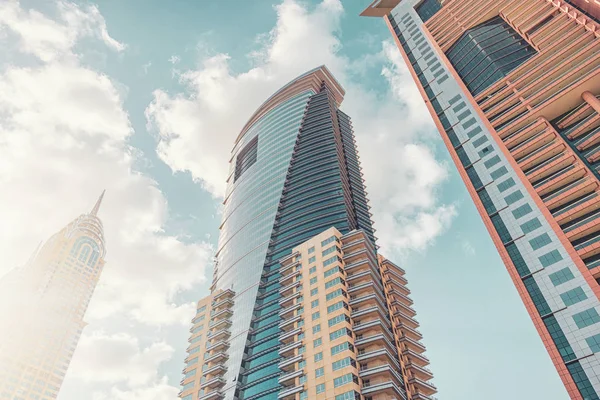 Arkitektonisk vy över Grand Midwest Tower i Dubai centrum — Stockfoto