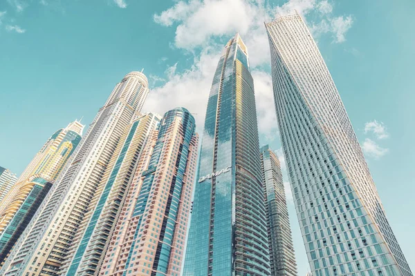 Arkitektonisk vy över Cayan Tower i Dubai marina — Stockfoto