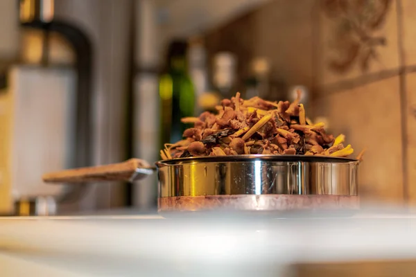 Outono chantarelles preparado para geladeira, removendo úmido antes — Fotografia de Stock