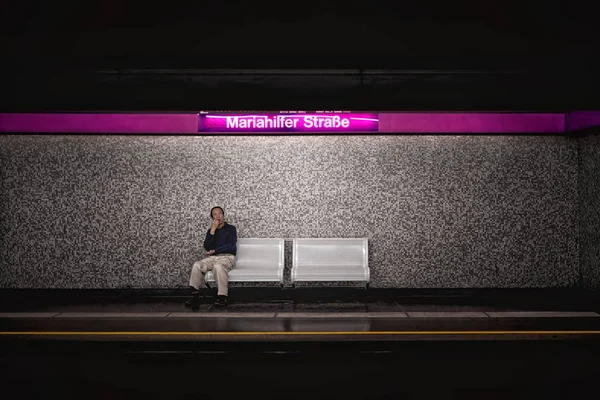 Ensam man på en bänk vid Mariahilfer Strasse 's — Stockfoto