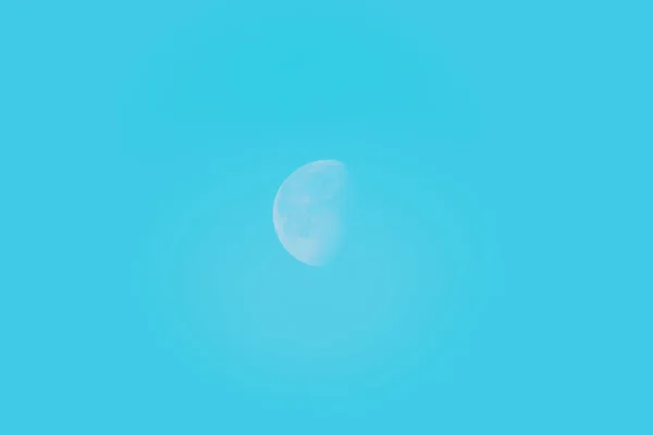 Μισοφέγγαρο Στον Ουρανό Κυανό Κατά Διάρκεια Της Ημέρας Σελήνη — Φωτογραφία Αρχείου