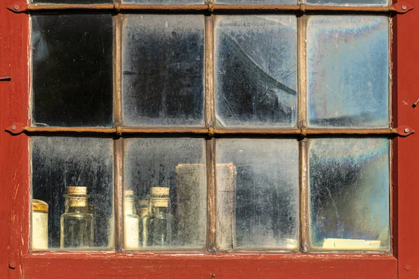 Stockholm Sweden 2020年11月27日 風化したガラスの後ろにコルクシール付きの古いボトルで赤い窓の閉鎖 — ストック写真