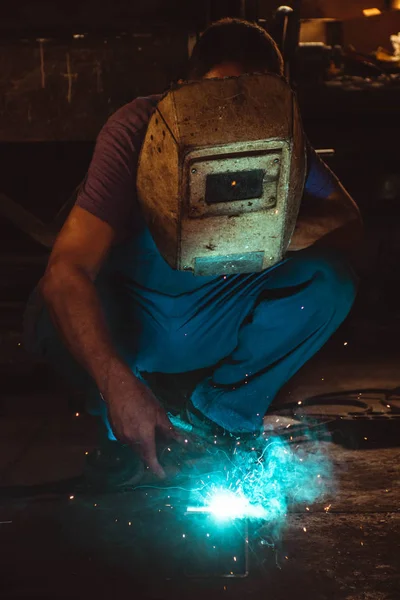 Uomo Lavoro Saldare Metallo — Foto Stock