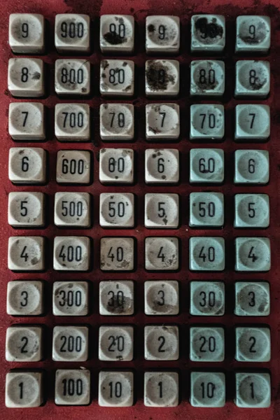 Eski nakit kayıt makinesinde düğmeler