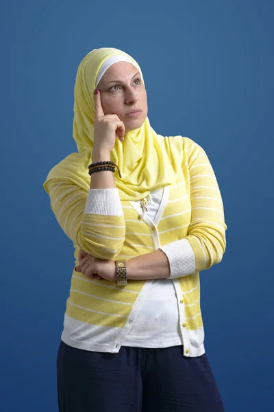 Mulher Muçulmana Bonita Pensando Sobre Fundo Azul — Fotografia de Stock