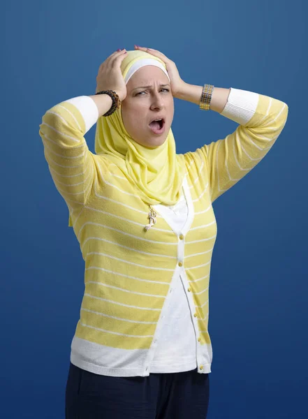 Stressato Donna Musulmana Sfondo Blu — Foto Stock