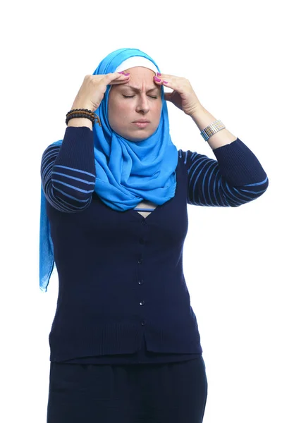 Schöne Moderne Muslimische Frau Hat Kopfschmerzen Isoliert Auf Weißem Hintergrund — Stockfoto