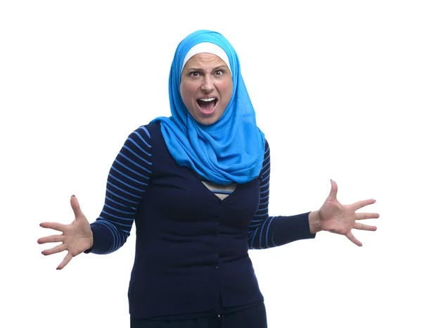 Schöne Moderne Muslimische Frau Schreit Isoliert Auf Weißem Hintergrund — Stockfoto