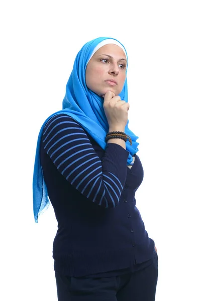 Mulher Muçulmana Moderna Bonita Procurando Ideia Isolada Fundo Branco — Fotografia de Stock