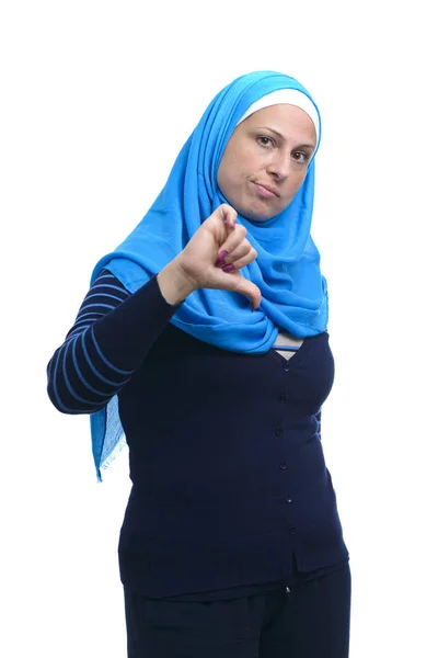 Schöne Moderne Muslimin Mit Daumen Runter Zeichen Isoliert Auf Weißem — Stockfoto