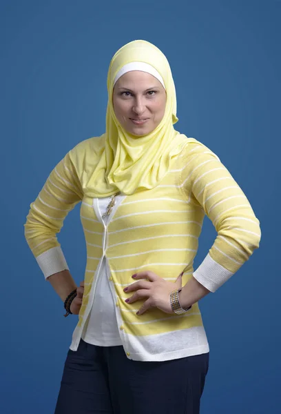 Schöne Selbstbewusste Muslimische Frau Lächelt Über Blauem Hintergrund — Stockfoto