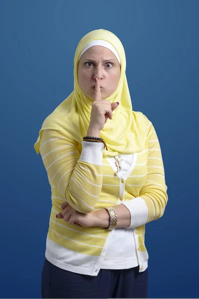 Schöne Muslimische Frau Mit Stille Geste Vor Blauem Hintergrund — Stockfoto